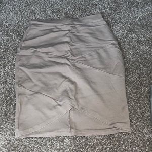 Fitted stretched skirt